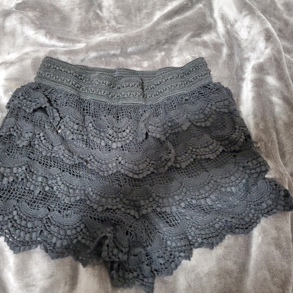 A ruffled lace skort - Picture 3 of 3